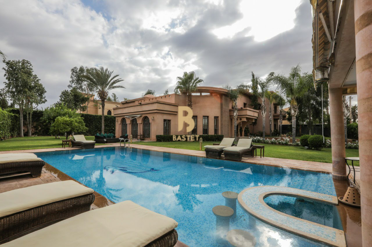 Luxueuse villa est située dans l’un des meilleurs quartiers de Marrakech